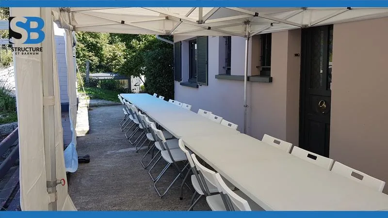 Tables et chaises sous barnum